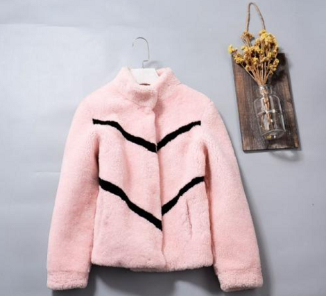羊羔毛<a href=http://m.suxiaomao.cn/ target='_blank'>面料</a>的特點(diǎn)有哪些？羊羔毛面料多少錢一米？